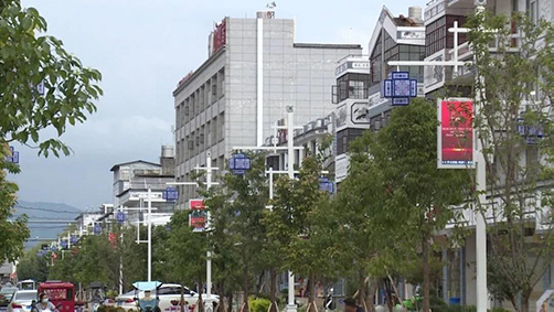佰馬科技協(xié)同合作伙伴，針對(duì)云南大理休閑步行街場(chǎng)景，量身設(shè)計(jì)智慧路燈桿方案，項(xiàng)目兼具文化特色和功能實(shí)用性，為智慧城市增光添彩。