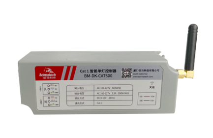 佰馬BM-DK-CAT500系列單/雙燈控制器，基于4G/Cat.1通信技術(shù)，具有易實(shí)施、免布線、工作可靠、易于維護(hù)等優(yōu)點(diǎn)，擁有燈具數(shù)據(jù)采集監(jiān)測(cè)、在線管理、外接擴(kuò)展等功能，主要應(yīng)用于隧道照明、道路照明、園區(qū)照明、港口照明、商業(yè)照明等